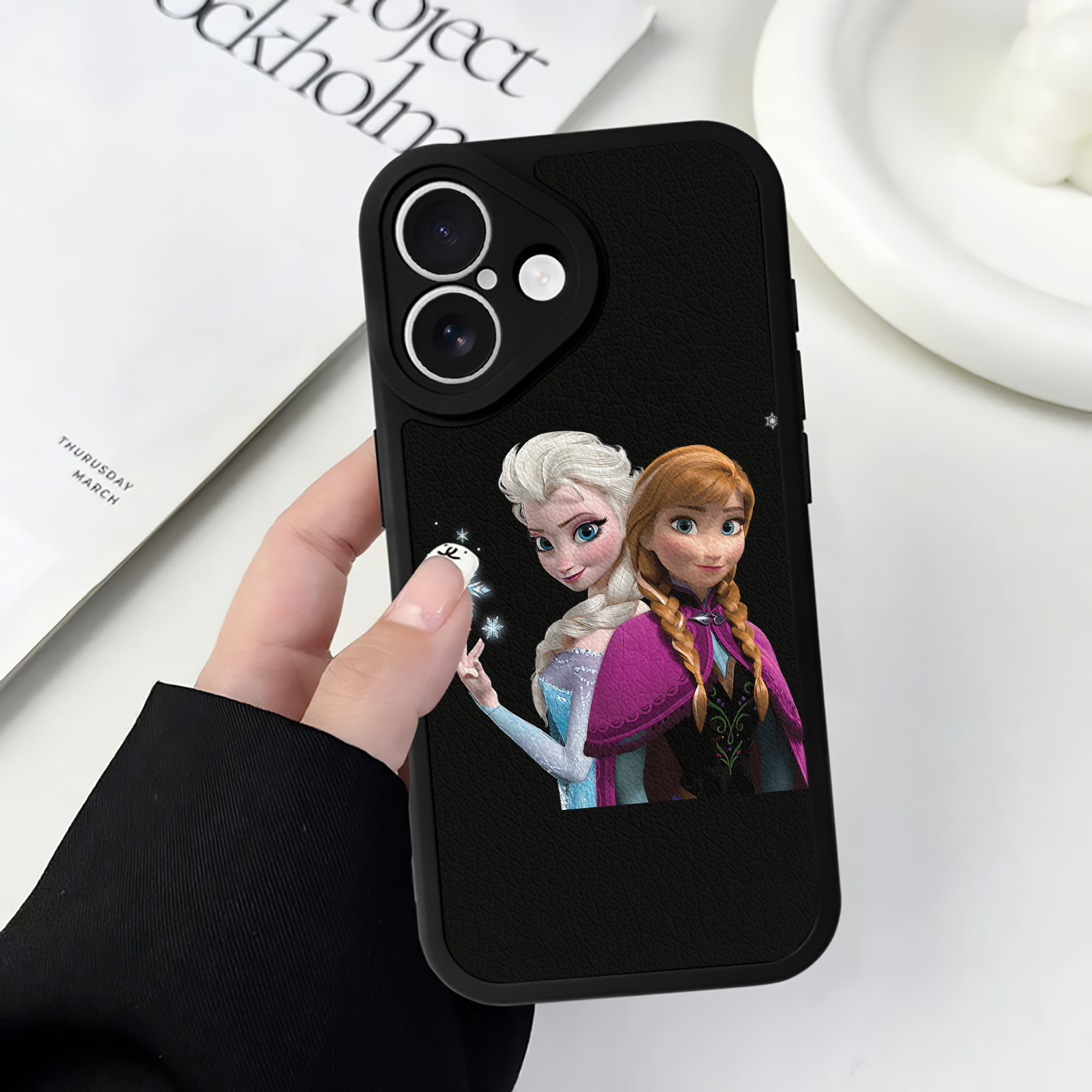 （画像用） アナと雪の女王 アンナ エルサ Frozen Anna Elsa 【iPhone 16シリーズ対応】シリコンスマホケース（レザー調） 材質：シリコン